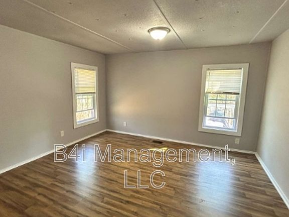 4th image of 182 Meadowview Ln
