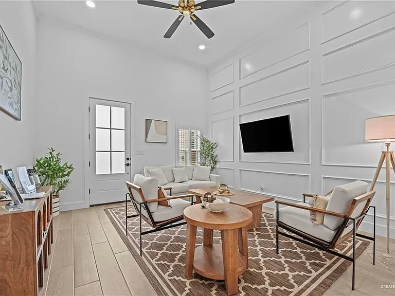 645 Esplanade Cir — Photo 4