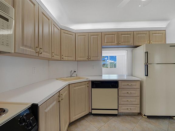 5th image of 3015 N Ocean Boulevard #12D