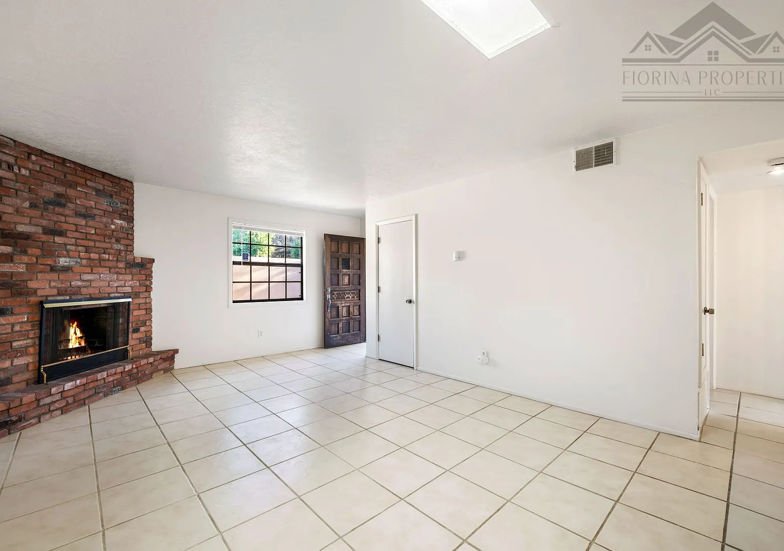 Cozy Two-Bedroom on Historic Hillside Ave. — Photo 4
