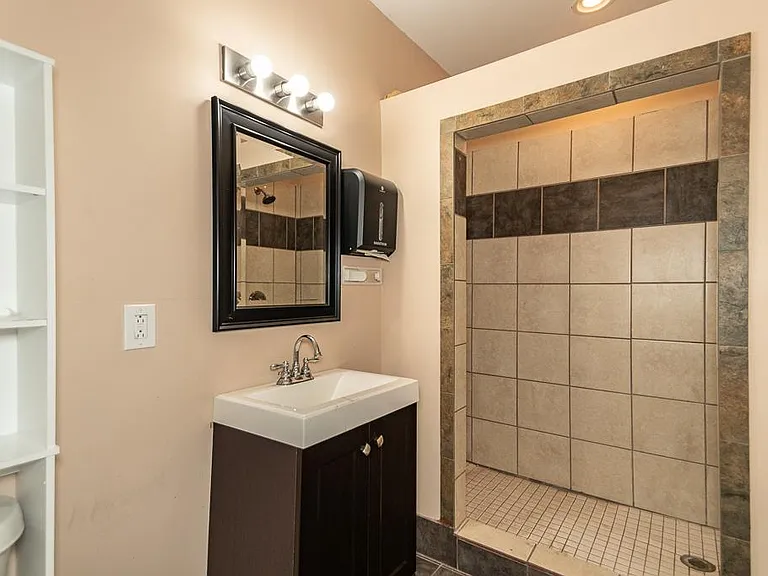 15416 Saranac Rd — Photo 14