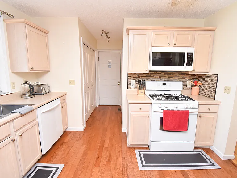 2570 Country Club Dr — Photo 14