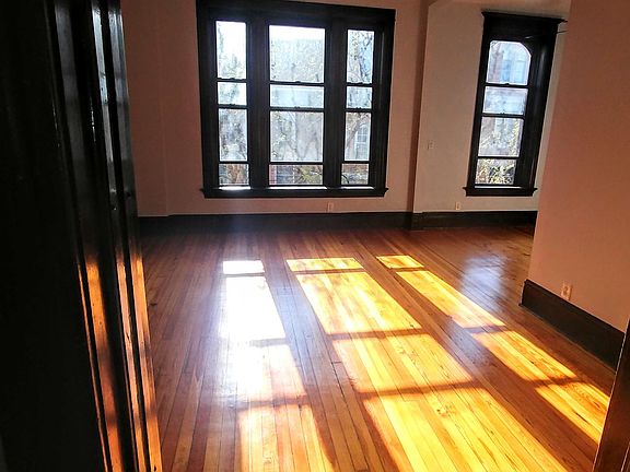 2nd image of 1011 N Washtenaw Ave #3N
