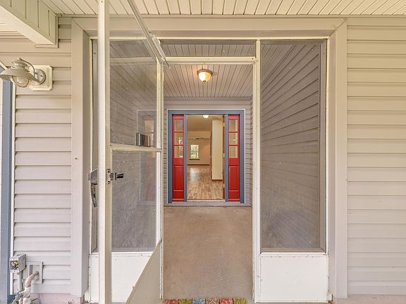 Screened entranceway