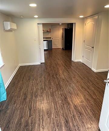 3rd image of 4901 Venus St #B