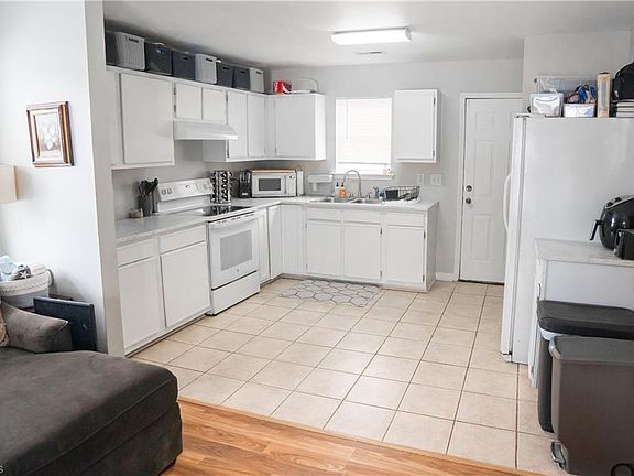 4th image of 3210 Spring St