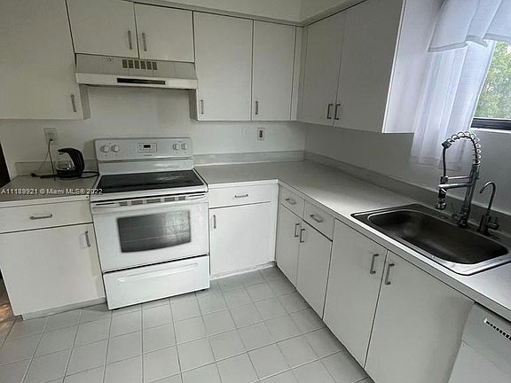 4th image of 3300 NE 191st St APT 413