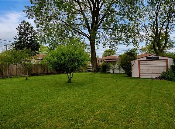 3rd image of 886 Mackinaw Ave