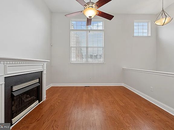 Living / Family Room w/ Gas Fireplace
