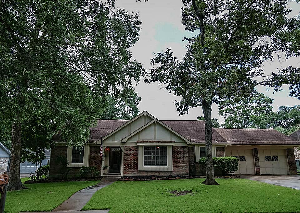 Great curb appeal, on quiet cul-de-sac street.