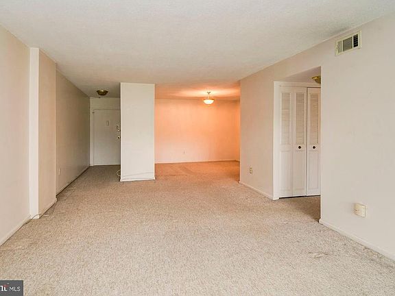 5th image of 1300 Army Navy Dr APT 107