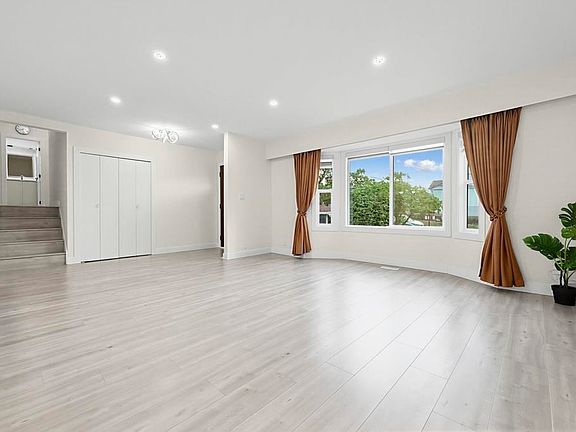 4th image of 4936 Barker Cres