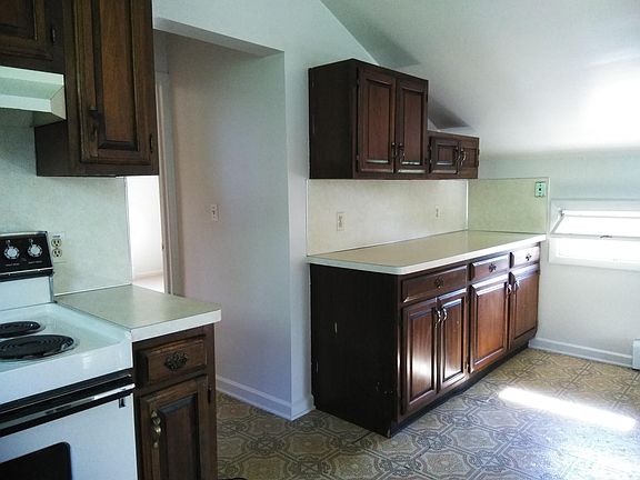 Kitchen/ Dining room
Lots of cupboard space. Room for a kitchen table.