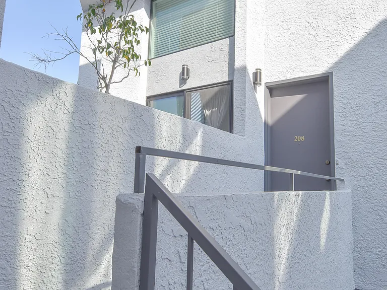 1727 Glendon Ave #208 — Photo 29