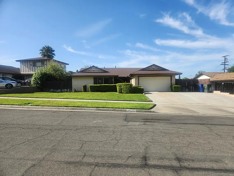 470 Glenhill Dr — Photo 1
