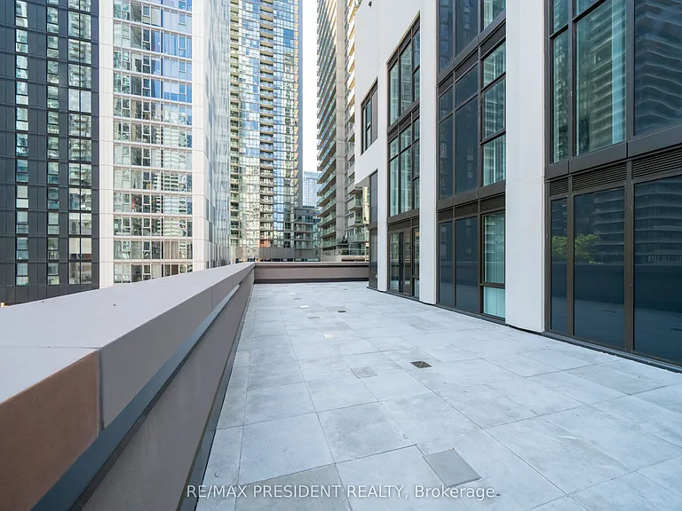 400 King St W #808 — Photo 30