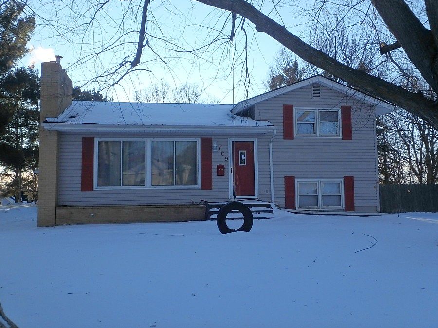 1st image of 709 3rd Ave N