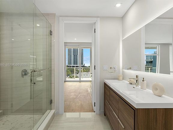 5th image of 527 Orton Ave #903