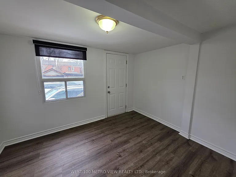 1075 Dufferin St — Photo 8