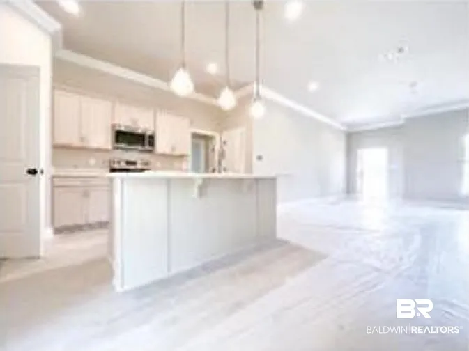 3 bed, 2.0 bath, 1668 sqft, $2,300 — Photo 3
