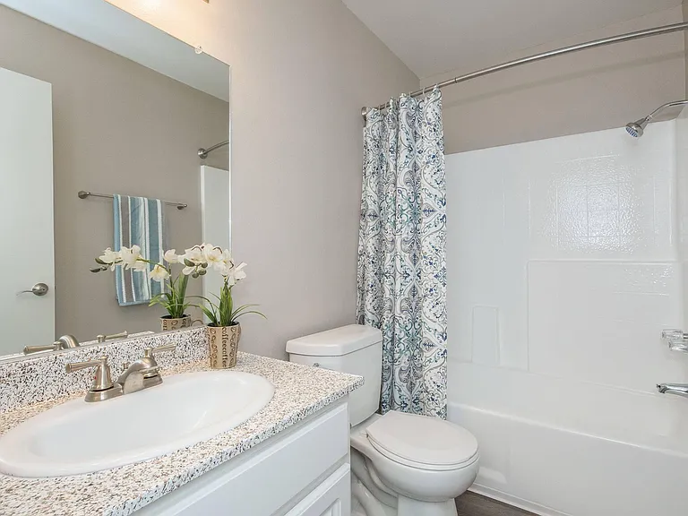 Oak Tree Court Apartment Homes — Photo 35