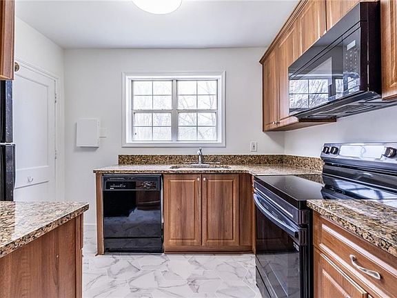 5th image of 417 Willow Ln APT 2