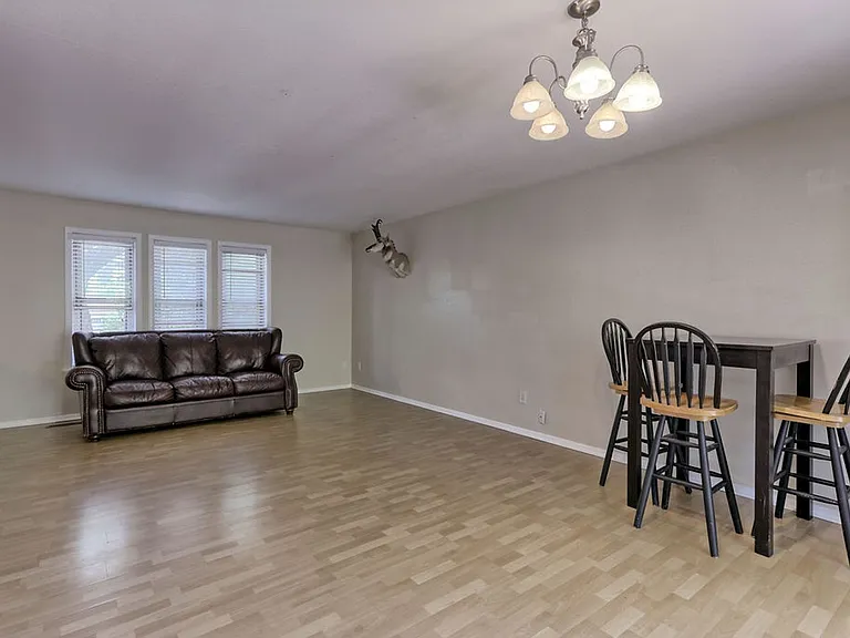 1306 Woodcrest Ct — Photo 4