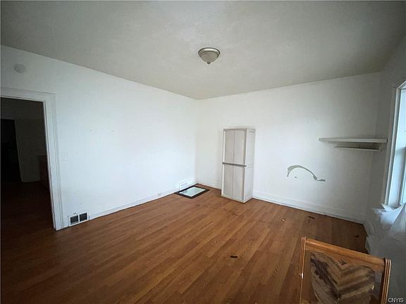 2nd image of 609 Ash St