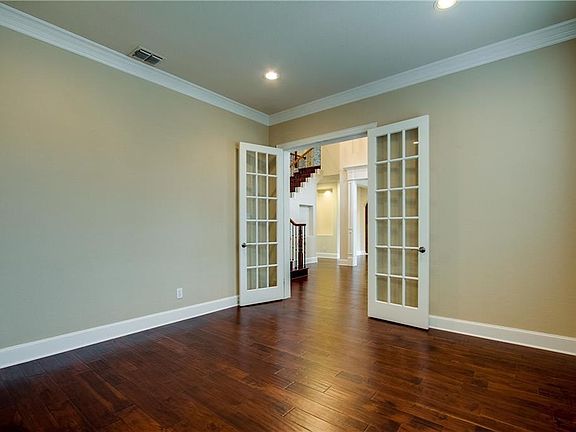 5th image of 3221 Robert Dr