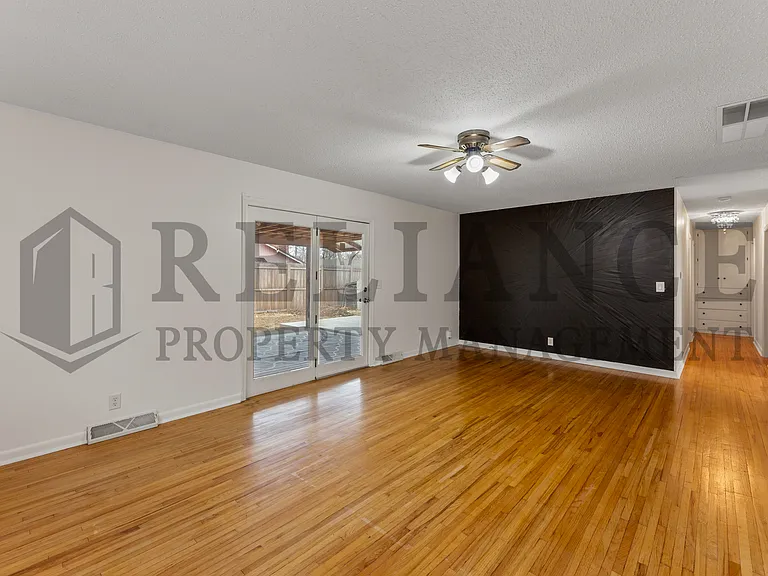 2210 W Columbine Ln — Photo 6