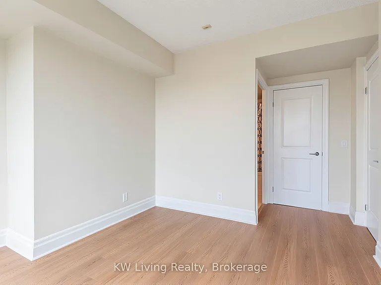 21 Upper Duke Cres #604 — Photo 17