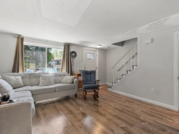 402 Village Dr Unit 402, Buzzards Bay, MA 02532