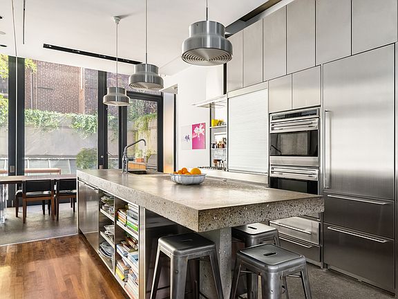 4th image of 829 Greenwich St