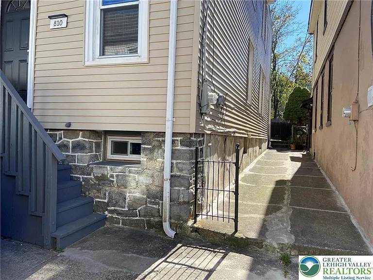 810 Pine St — Photo 4