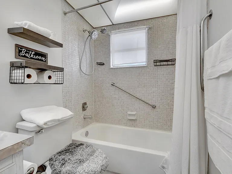 481 Burgundy St #K — Photo 9