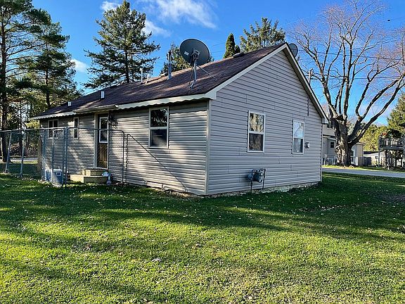 3rd image of 1715 Chippewa Dr