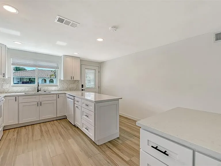 909 Spanish Dr N — Photo 26