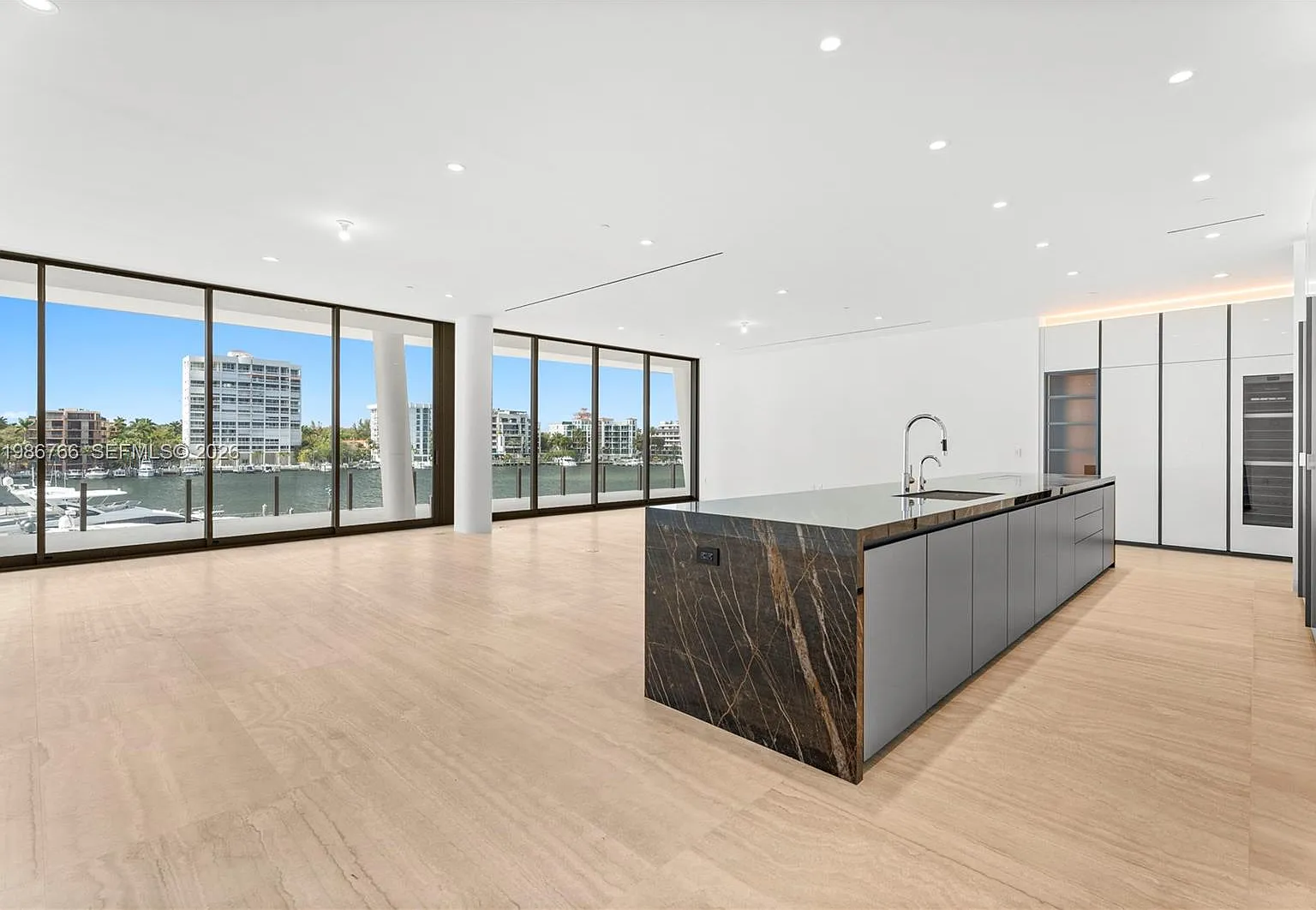 4 bed, 4.5 bath, 3834 sqft, $40,000 — Photo 4
