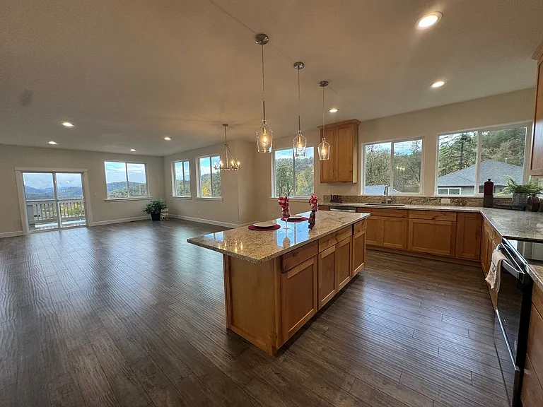 1811 NE Alameda Ave — Photo 9