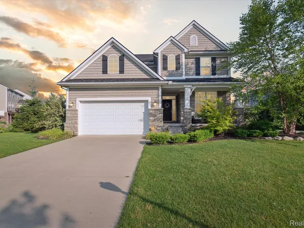 2236 Adel Dr, Wixom, MI 48393