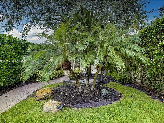 2nd image of 605 SW 10th St #0
