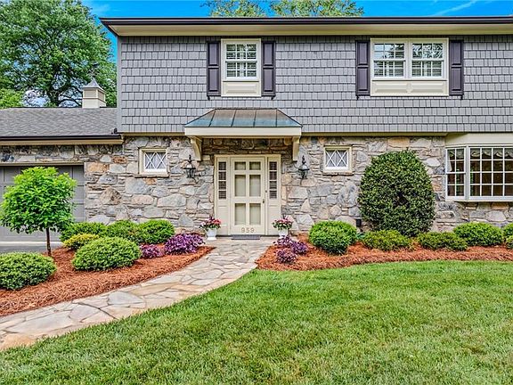 2nd image of 959 Belfast Pl