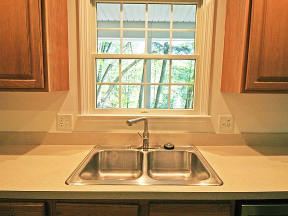 5th image of 36 Torrey St