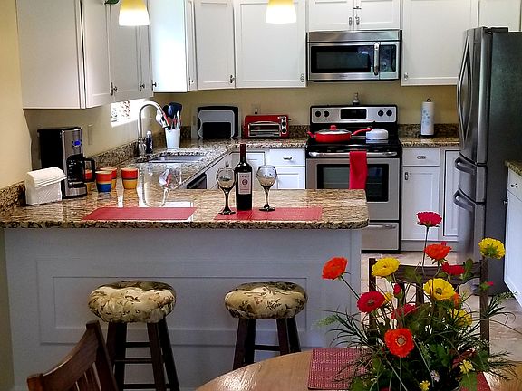 Kitchen & Breakfast Bar