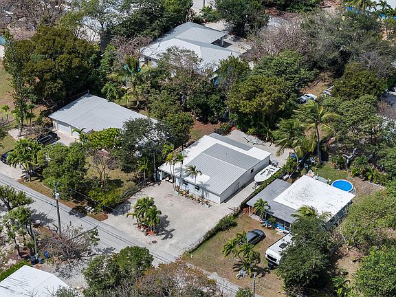 3rd image of 10 Dolphin Rd