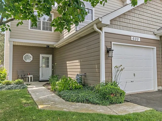 600 Woodhaven Dr — Photo 2