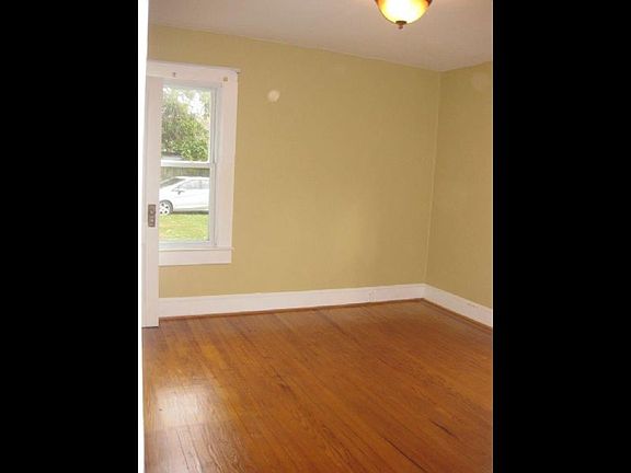 4th image of 223 Montrose Ave