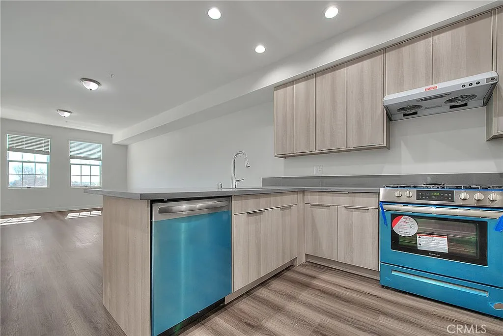 3 bed, 1291 sqft, $2,726 — Photo 2
