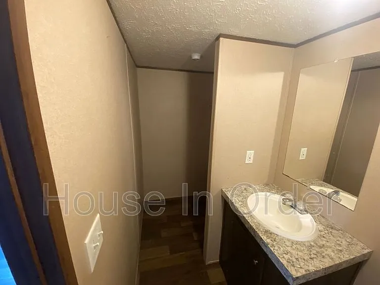 124 Shamrock Park Dr — Photo 6