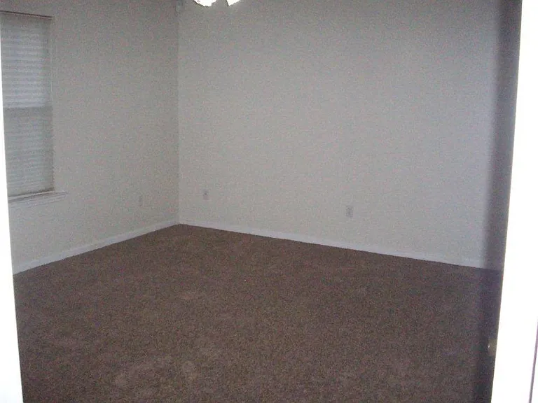 312 Tharpe Dr — Photo 2